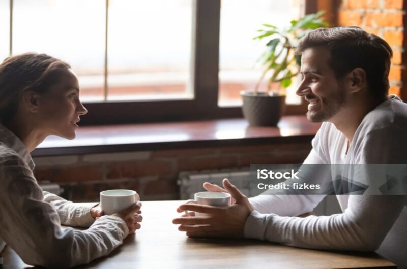 Deux personnes qui ont la conversation