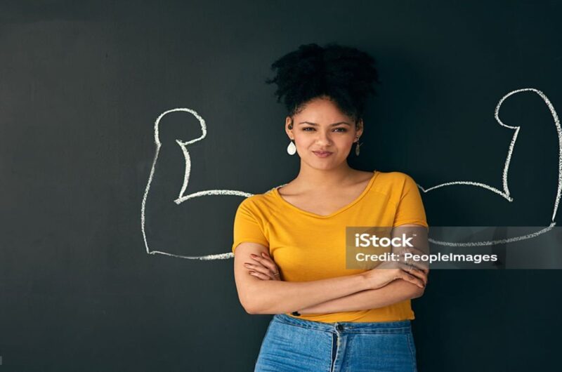 Une femme est confiante en elle